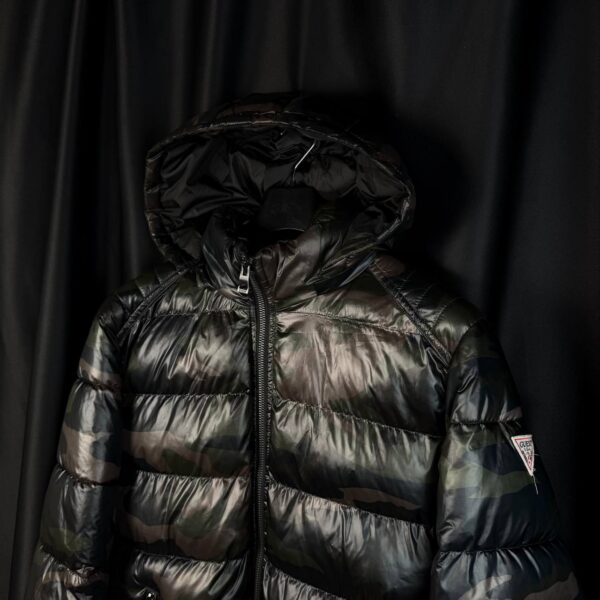 Пуховик Guess Glossy Camo