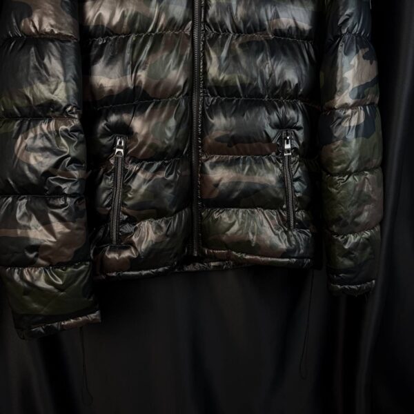 Пуховик Guess Glossy Camo