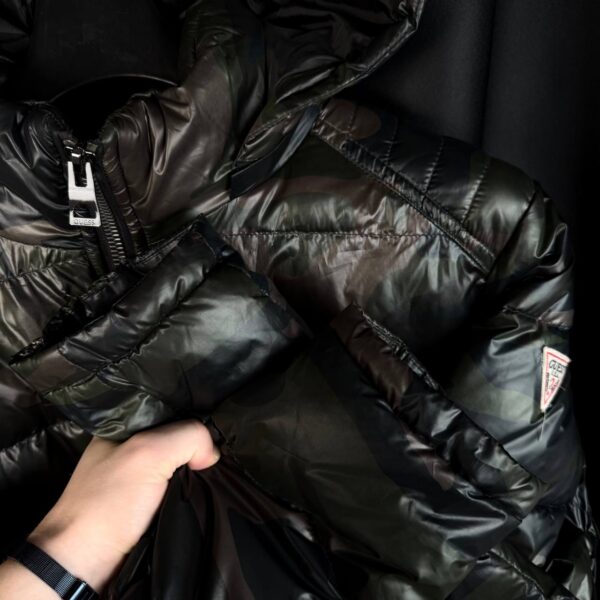 Пуховик Guess Glossy Camo